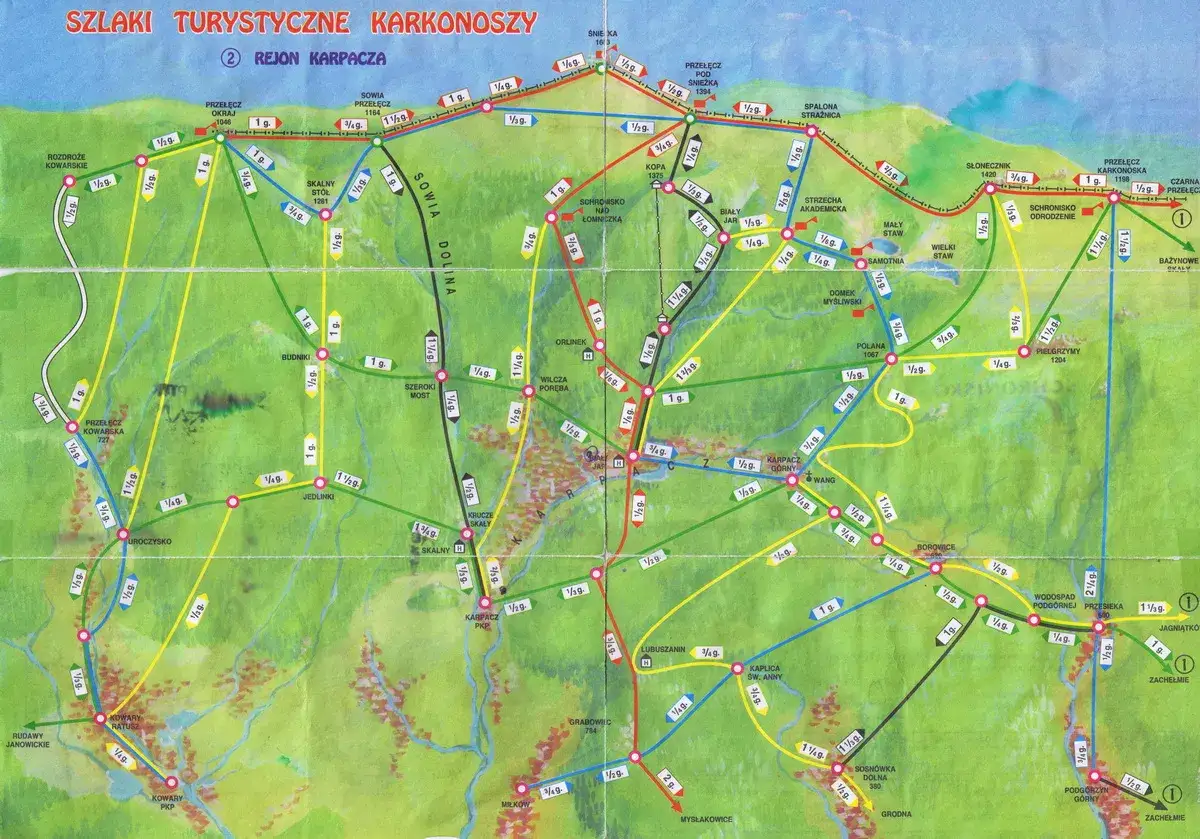 Mapa szlak&oacute;w turystycznych Karkonoszy, region Karpacz. Kolorowe linie wskazują trasy, punkty i odległości.