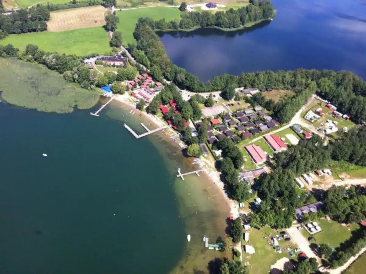 Malownicze Chmielno: ośrodek wypoczynkowy nad jeziorem, domki, plaża i mn&oacute;stwo atrakcji.