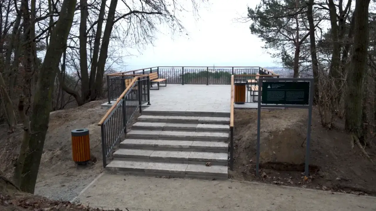 Nowy punkt widokowy Sopot zaprasza do podziwiania panoramy. Schody prowadzą na taras z ławkami i widokiem na morze.