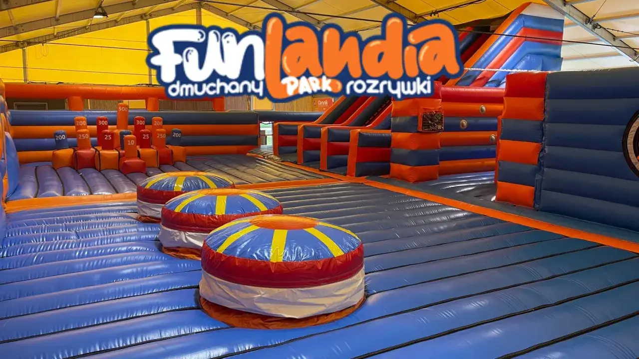 Wesołe dmuchane zjeżdżalnie i przeszkody w Fundlandii Łeba. Kolorowy park rozrywki zaprasza do zabawy!