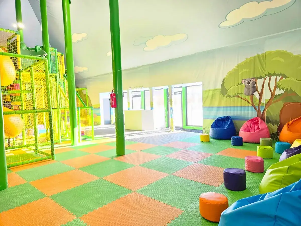 Kolorowy park ewolucji w Sławutówku zachęca do zabawy. Widać tu zjeżdżalnie, miękkie pufy i malowidła z koalą.