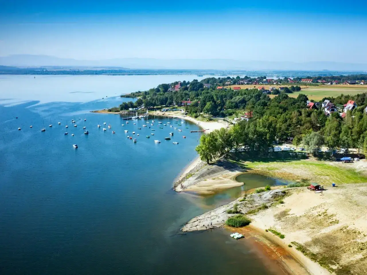 Jezioro Nyskie oferuje liczne atrakcje: spokojne wody, zatoczki, plaże i malownicze widoki. Idealne miejsce na wypoczynek.
