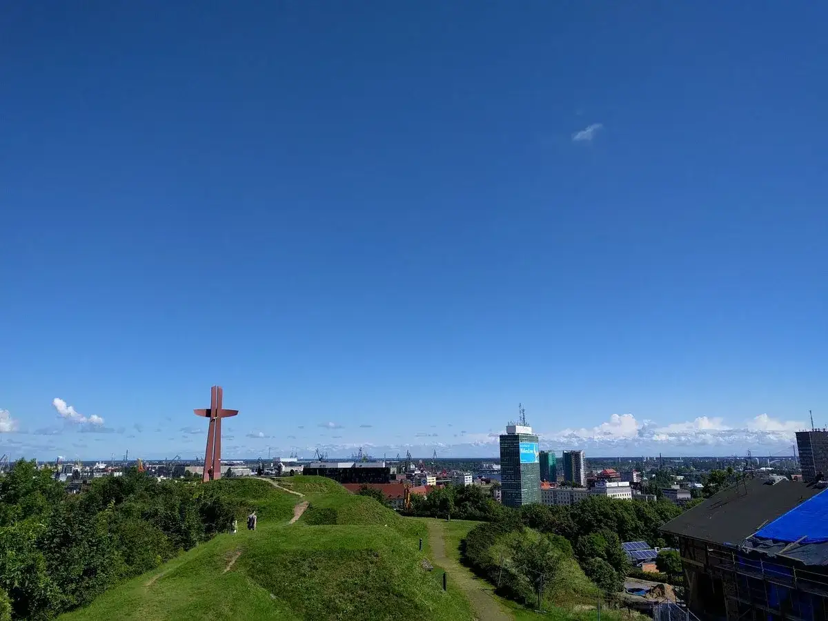 Widok z Góry Gradowej w Gdańsku na panoramę miasta z charakterystycznym krzyżem.