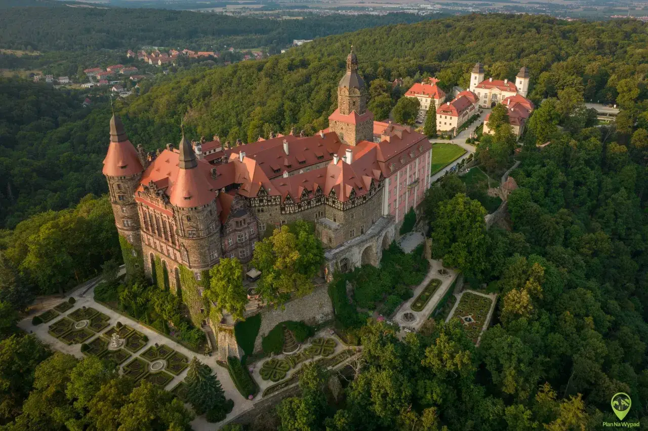 Zamek Książ, jedna z największych atrakcji Wałbrzycha, otoczony bujną zielenią.
