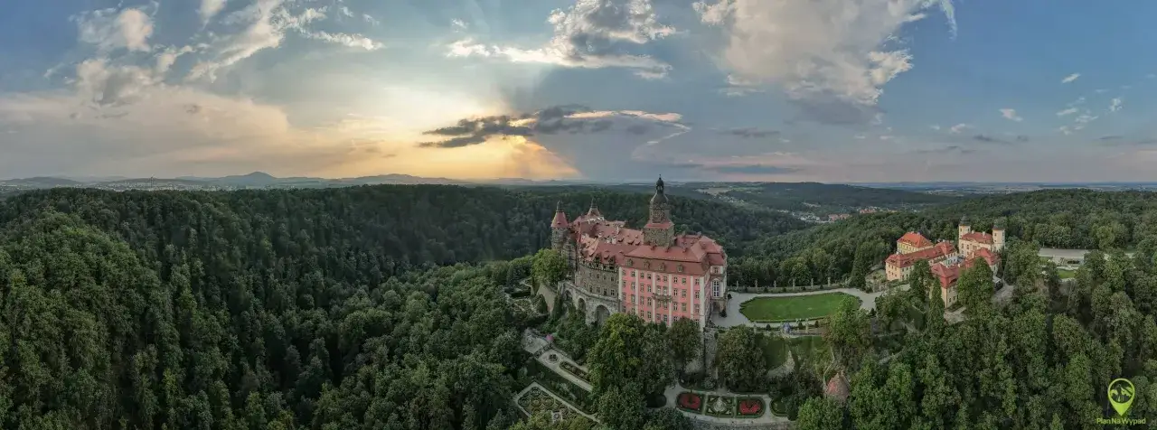 Zamek Książ, perła Dolnego Śląska, to idealne miejsce, by zobaczyć w Wałbrzychu. Otoczony lasami, zachwyca architekturą i widokami.