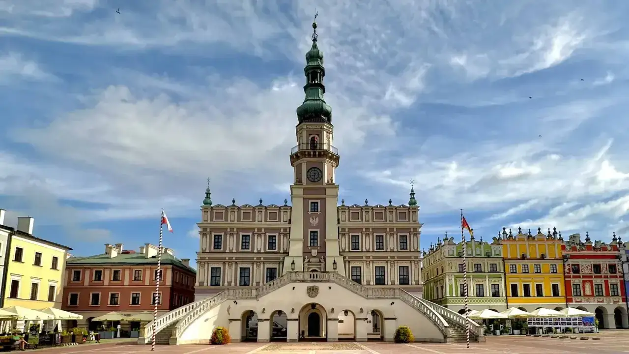 Ratusz i kolorowe kamieniczki na Rynku Wielkim w Zamościu. Wspaniałe zamojskie atrakcje zachęcają do zwiedzania.