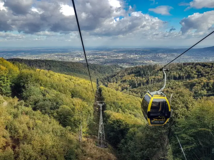 Kolejka linowa nad lasem, widok na miasto. Szyndzielnia szlaki oferują piękne widoki.